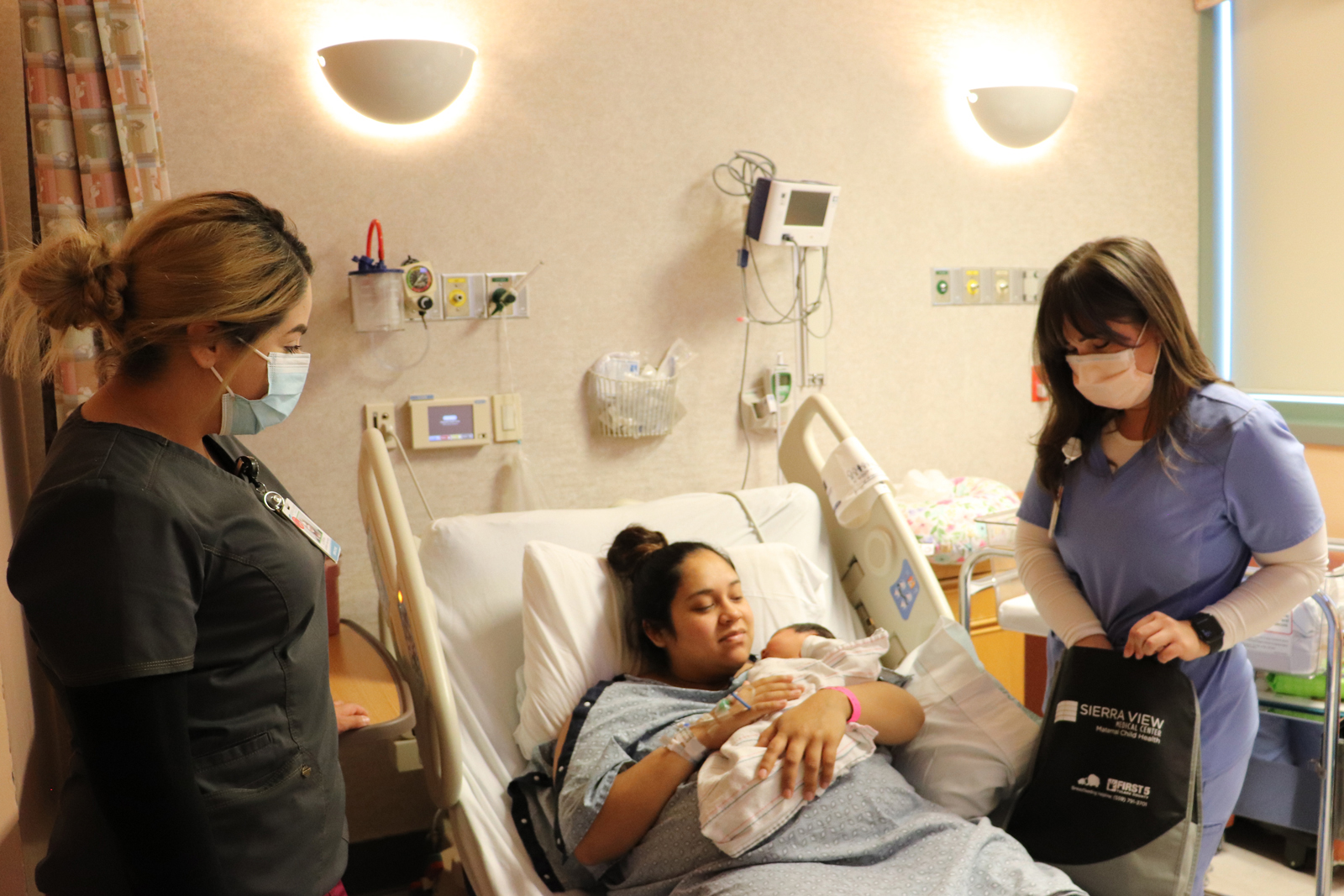 SVMC Lactation Secretary Lorina Renteria and SVMC Lactation Consultant Lindsay Bailey speak to a new mom about breastfeeding resources.